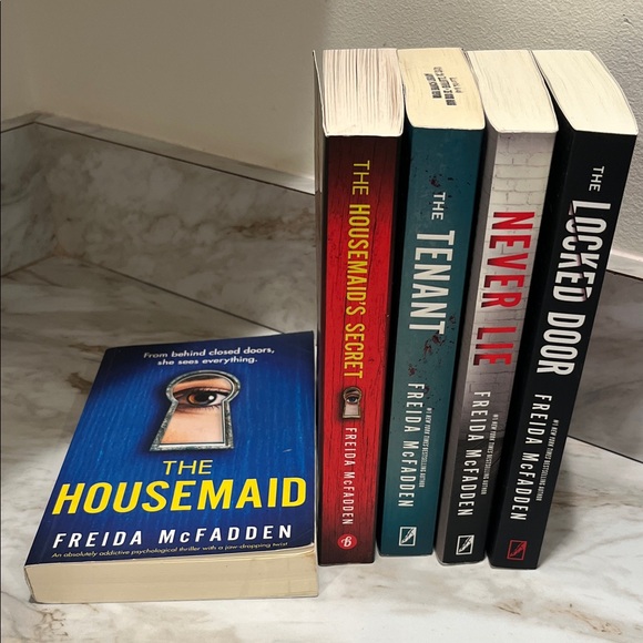 Freida McFadden 2 Book Bundle HOUSEMAID HOUSEMAIDS SECRET - Picture 2 of 7